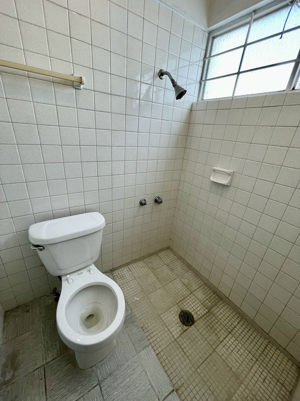 37 of 48: baño de servicio