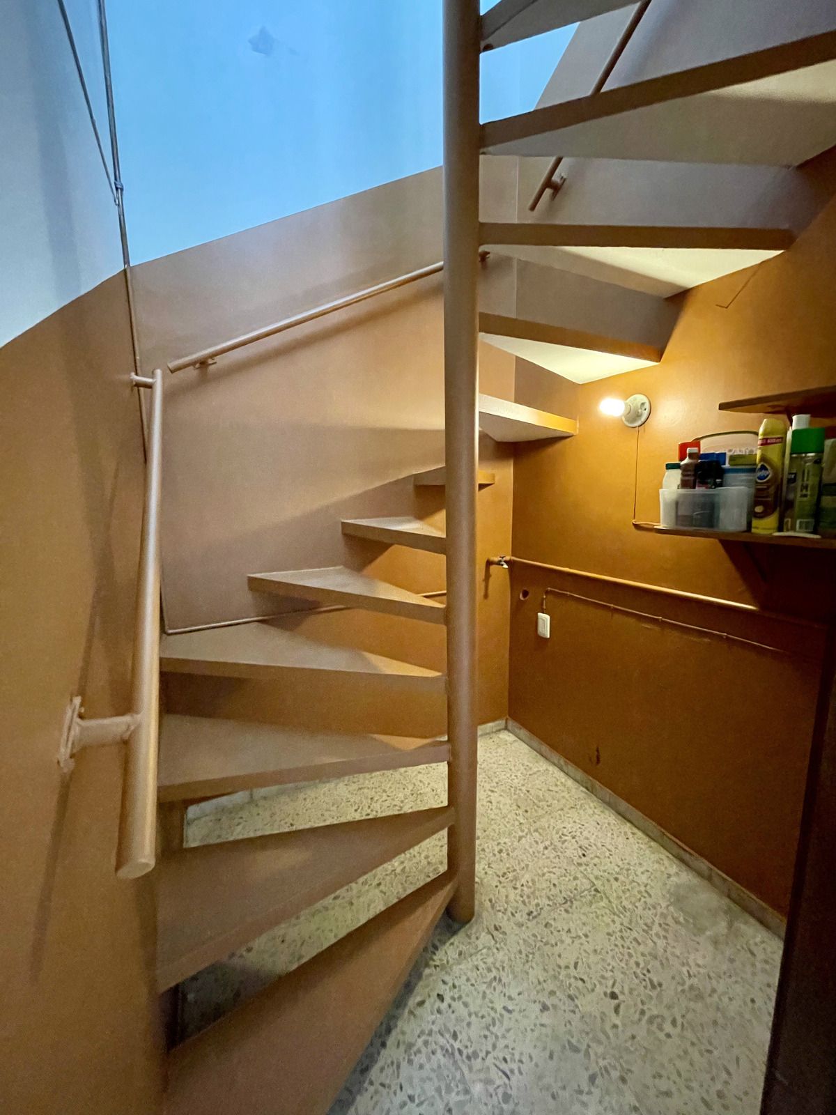 44 of 48: escalera al area de servicio