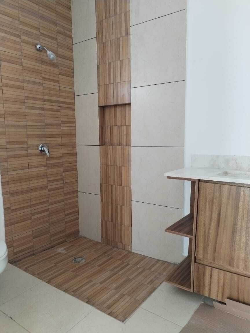 6 de 8: Baño principal en segundo nivel