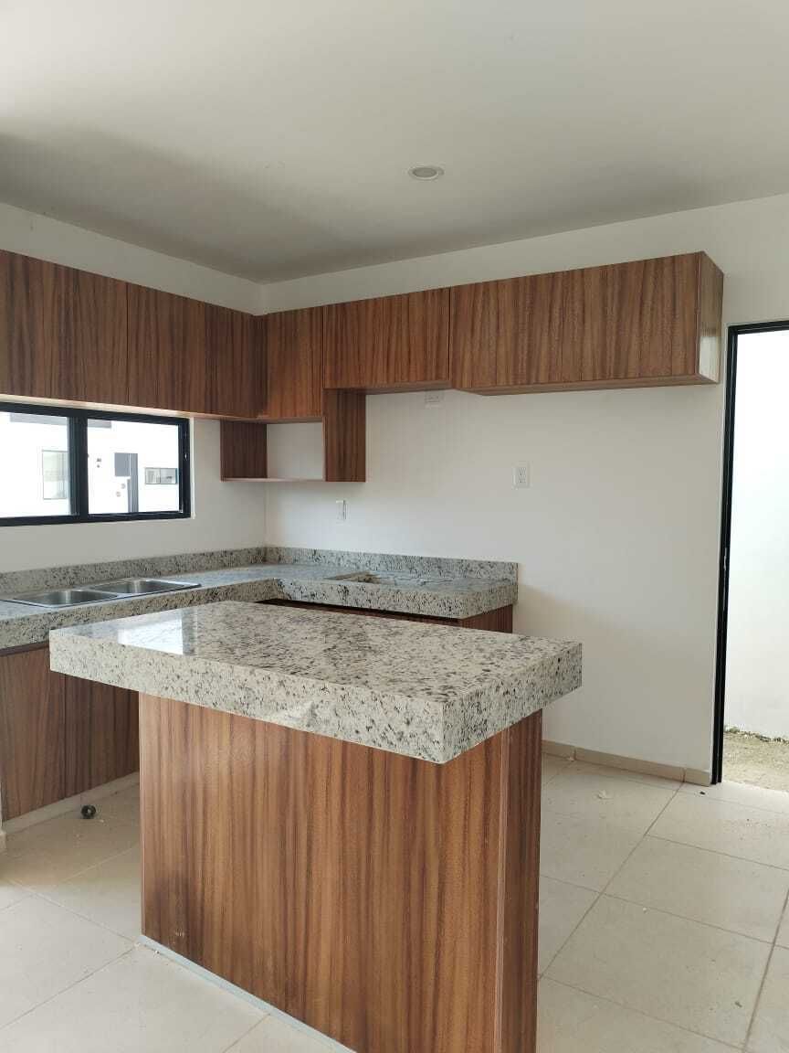 2 de 8: Cocina con barra y carpintería