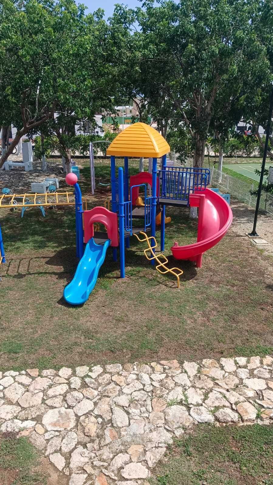 8 de 8: Área juegos infantiles en casa club