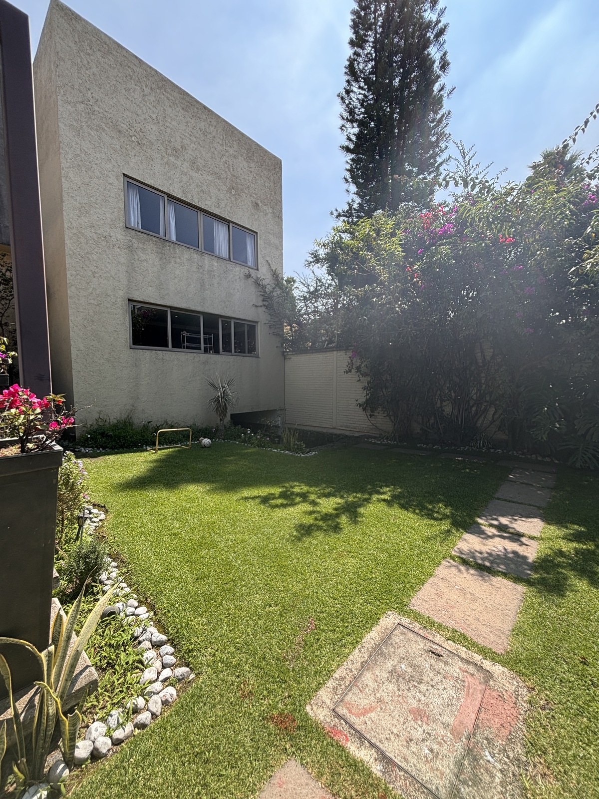 6 of 45: jardín frontal