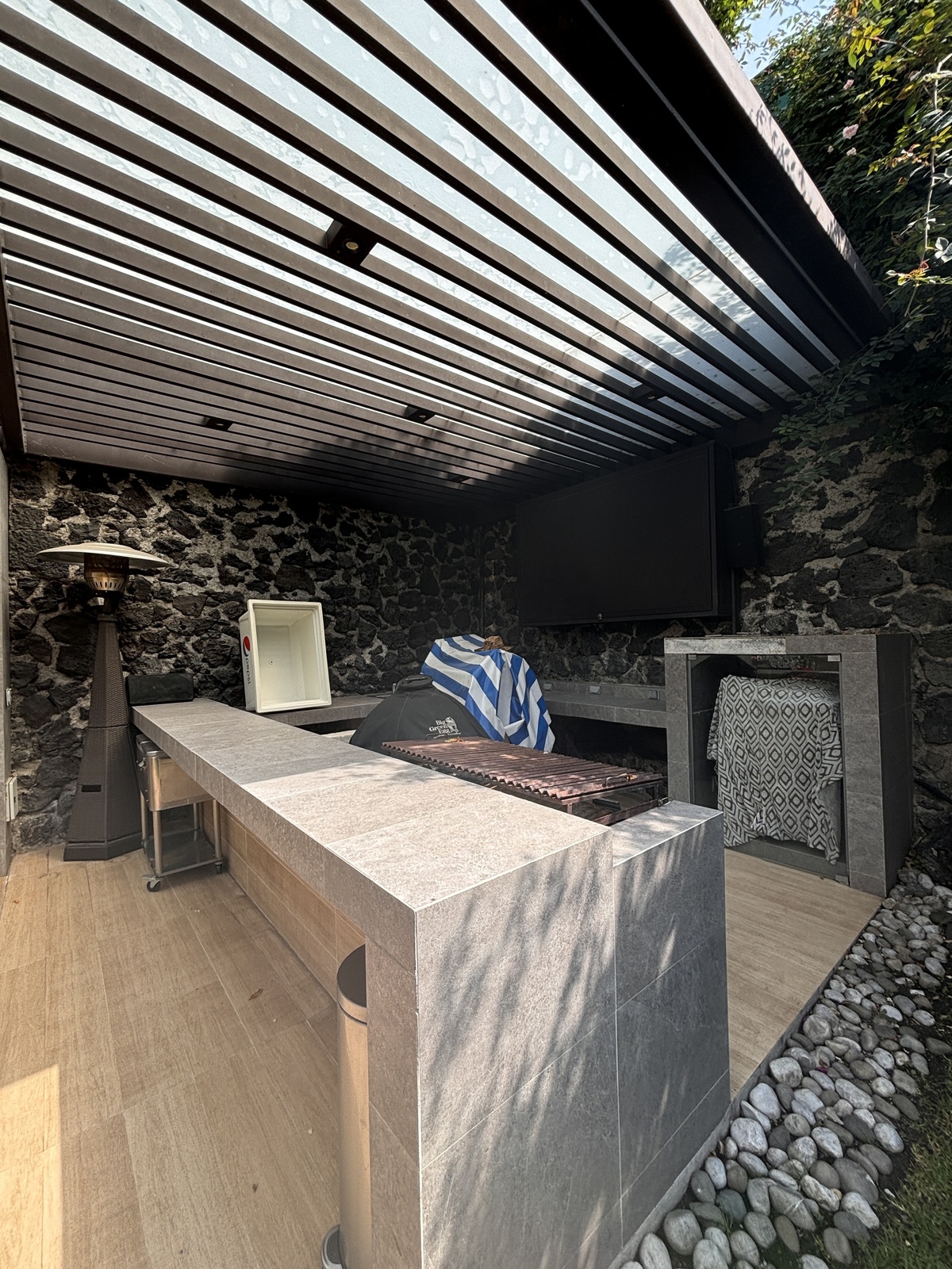 12 of 45: asador y equipo de jardín