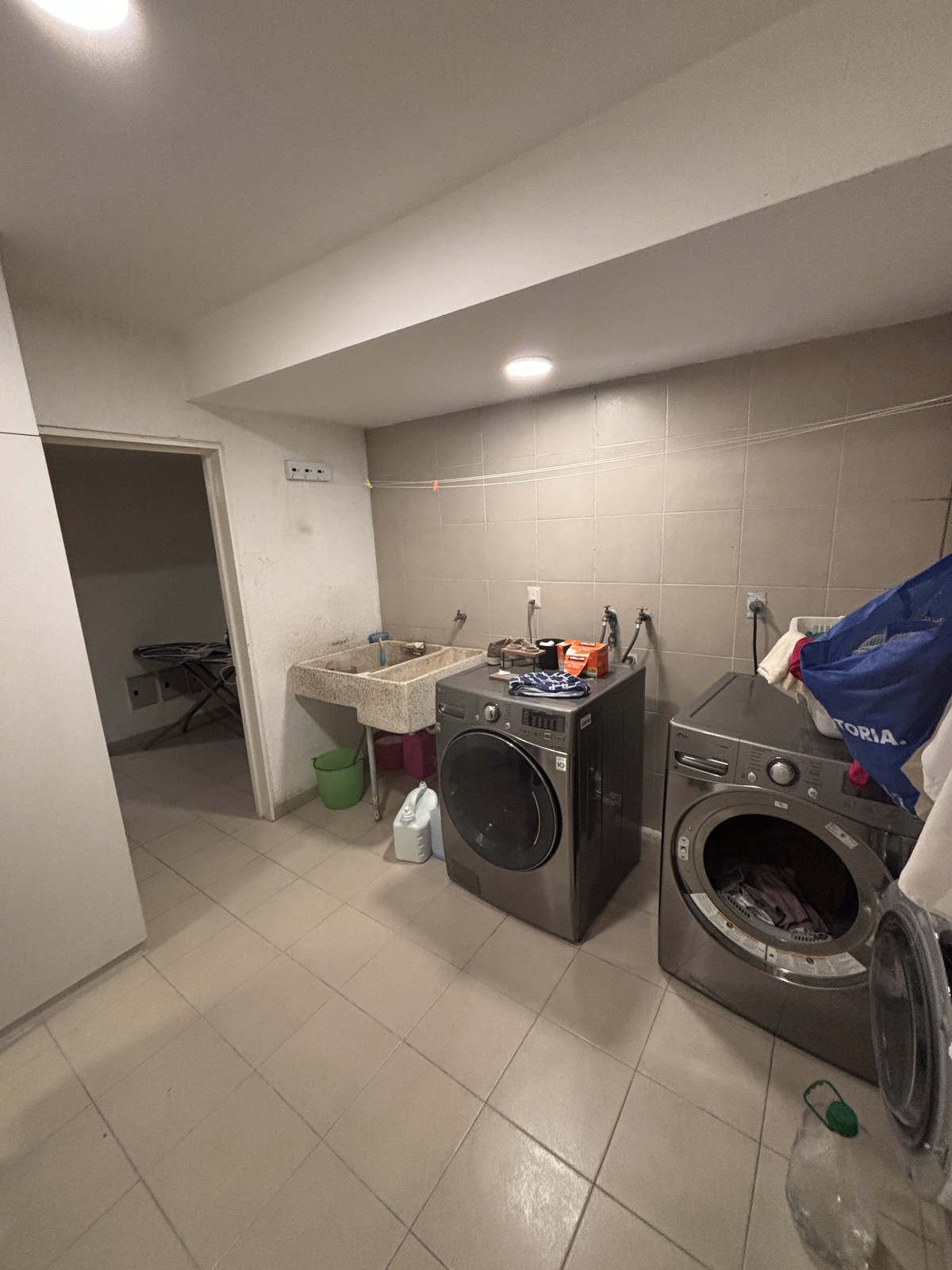 14 of 45: cuarto de lavado