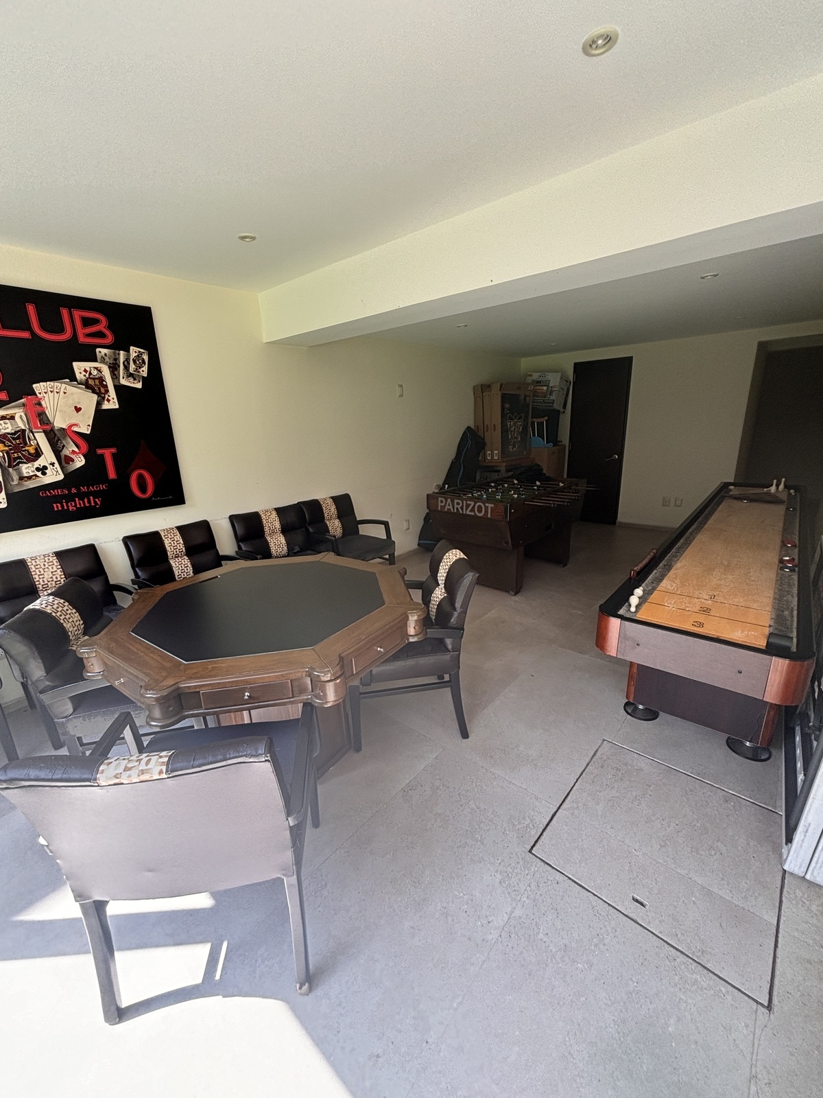 16 of 45: cuarto de juegos o gimnasio u oficina