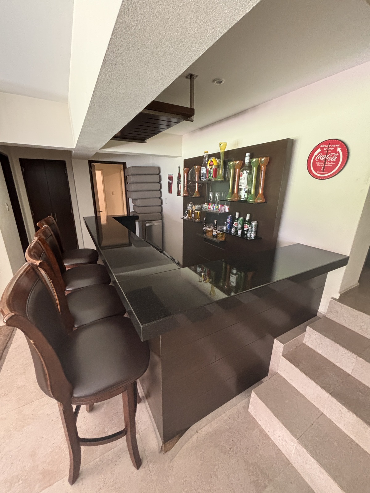21 of 45: cantina en salón de juegos