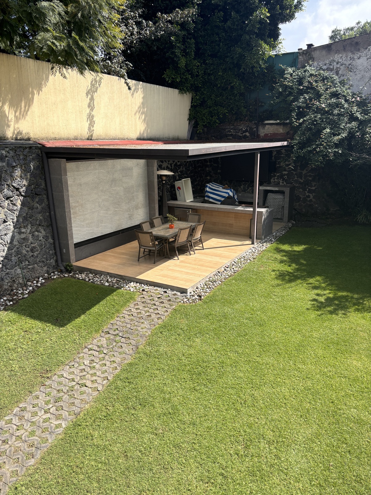 26 of 45: Equipo para jardín (asador, TV, equipo de sonido)