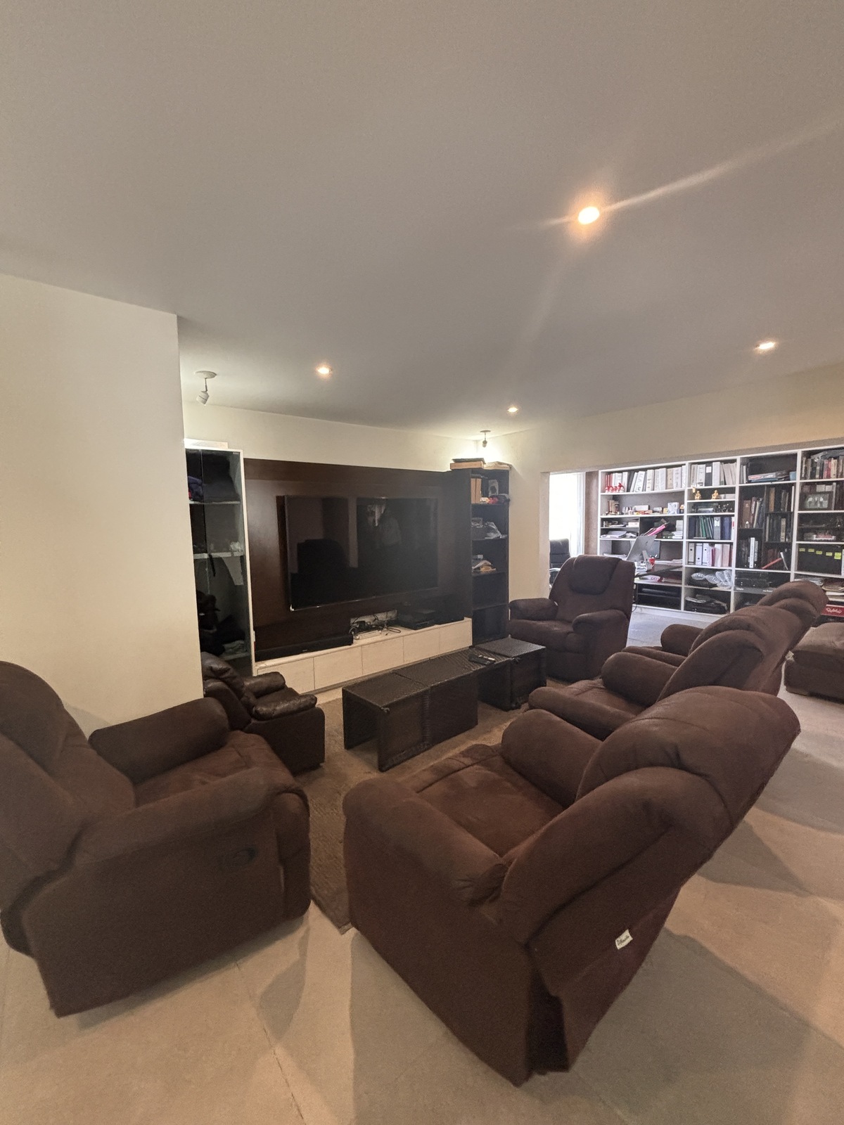 32 of 45: salon de TV