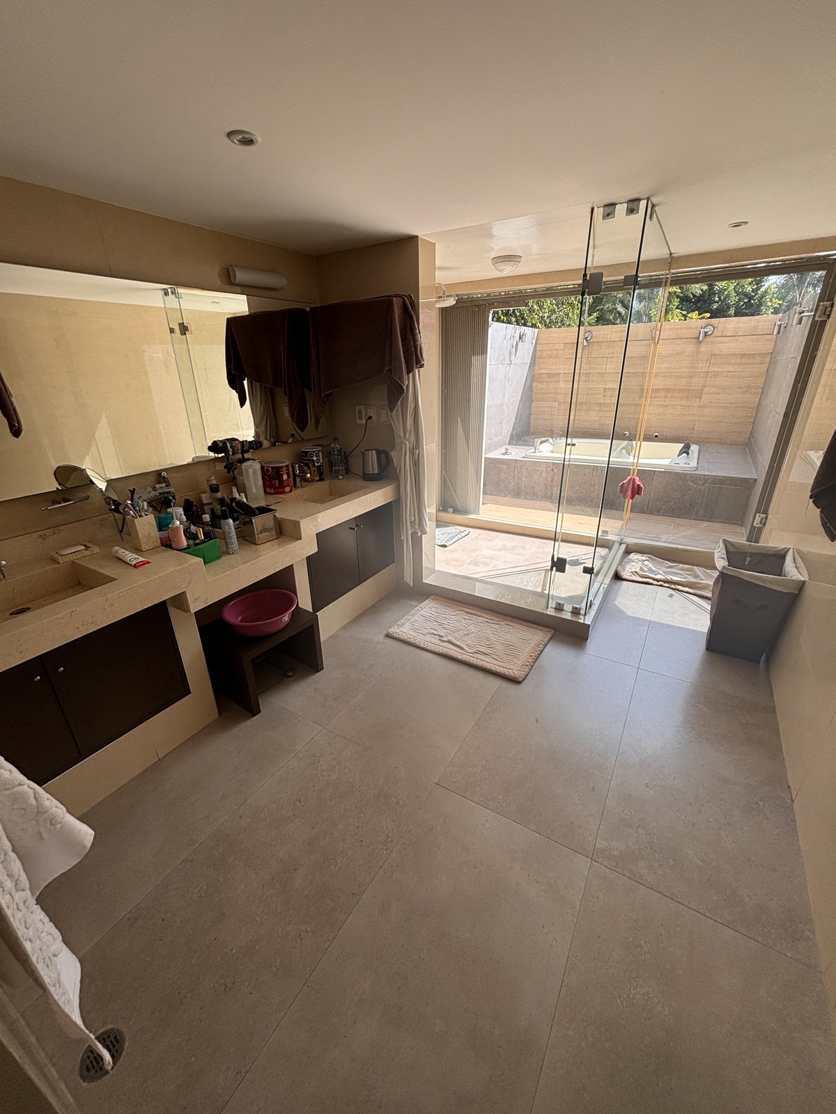 37 of 45: baño principal con sauna y jacuzzi