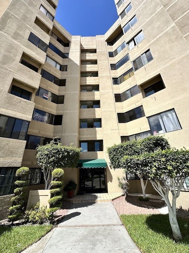 2 de 18: Acceso al edificio.