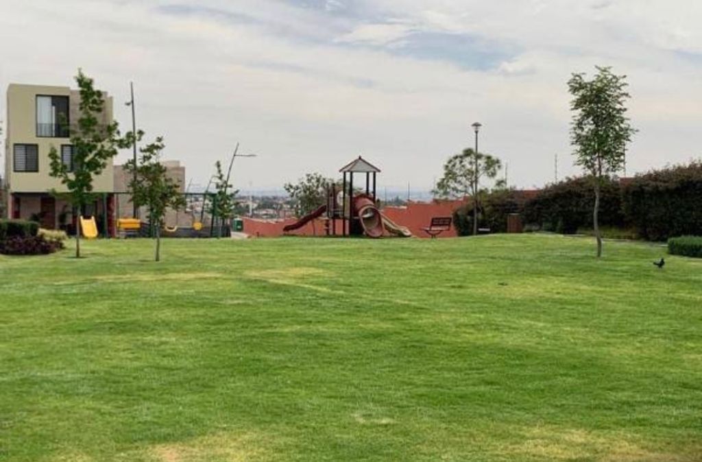 4 de 6: AREA DE JUEGOS INFANTILES