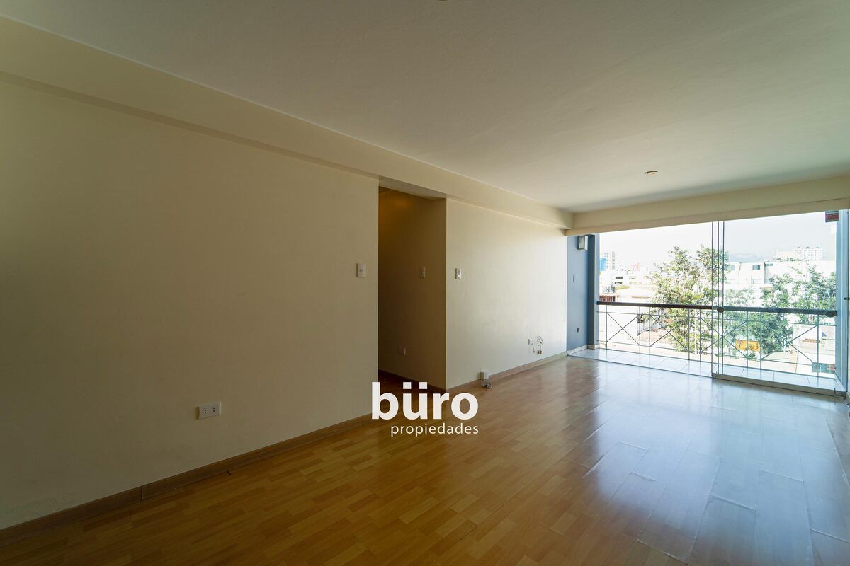 2 de 23: Sala comedor con balcón
