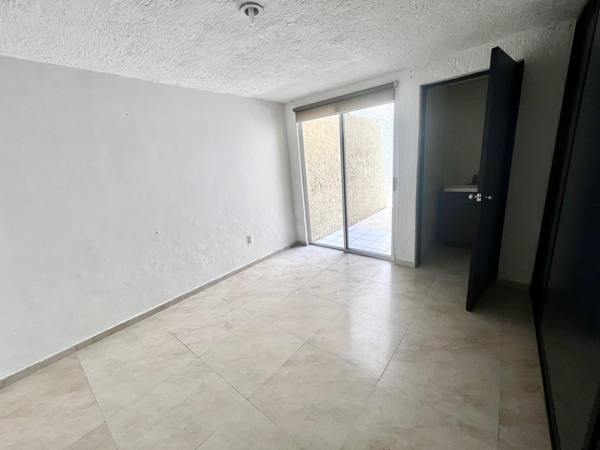 12 de 22: recámara uno con clóset baño y salida a patio