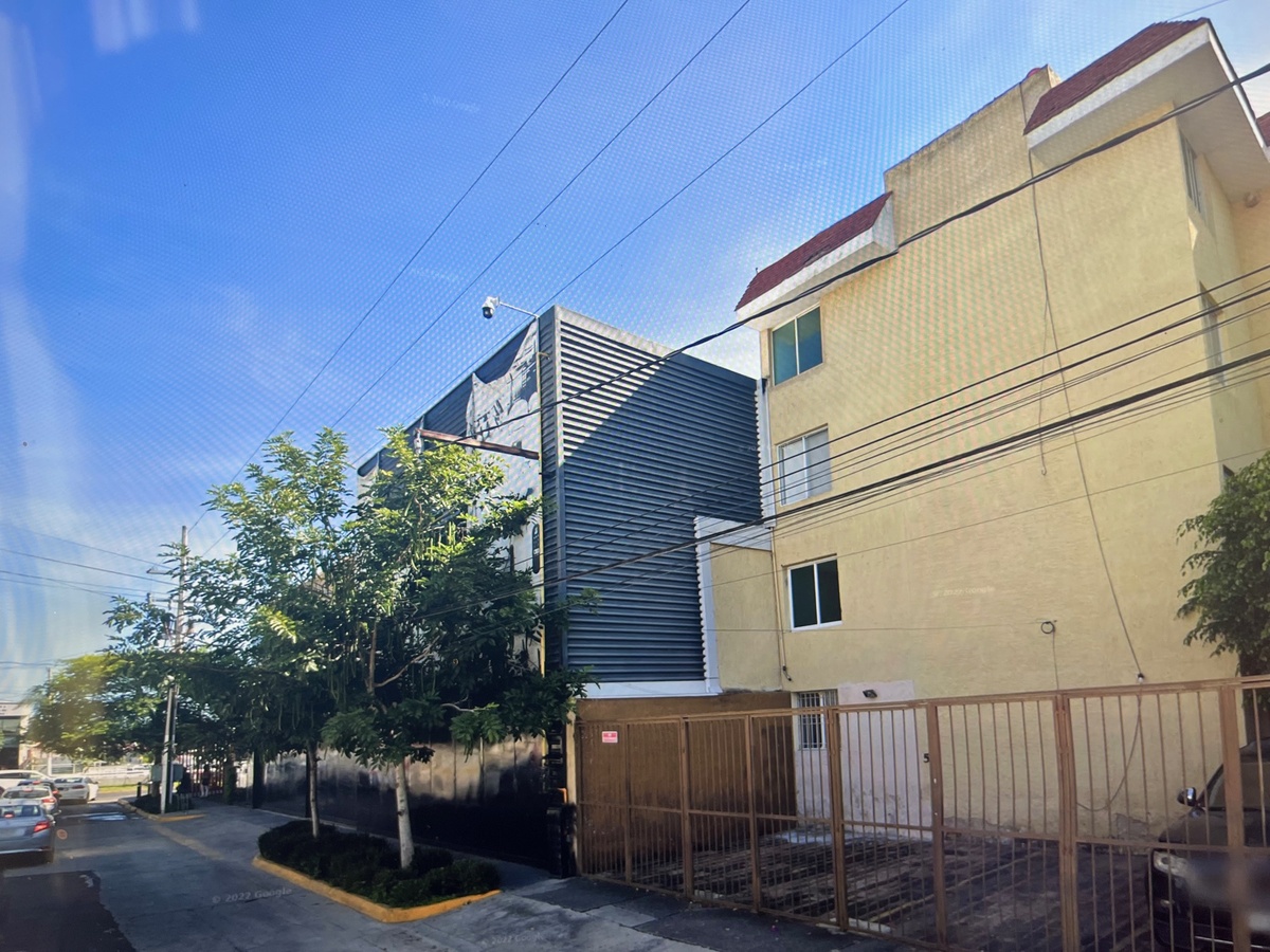 22 de 22: un lugar de estacionamiento con cancel