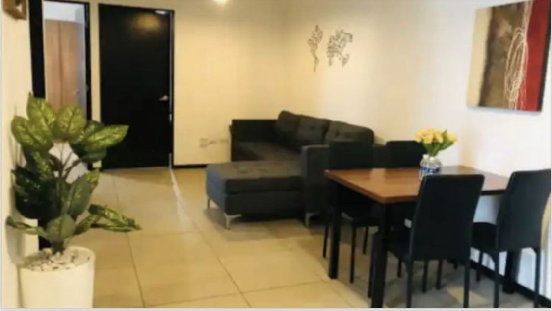 3 of 14: Sala y comedor decorados