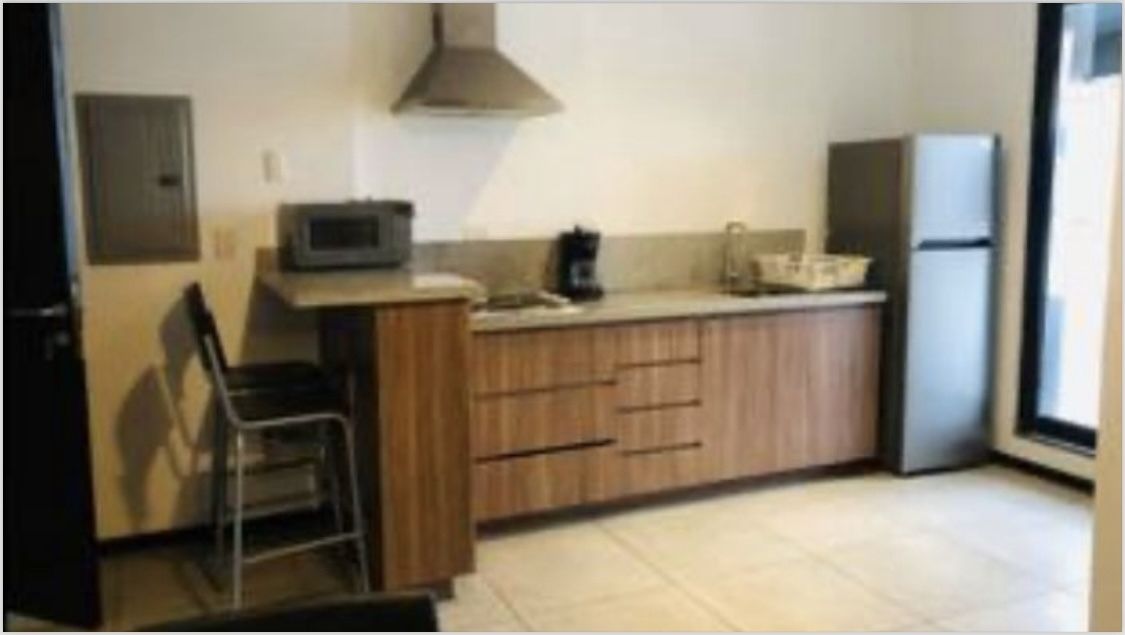 4 of 14: Cocina con cubierta de granito y todo el equipamento