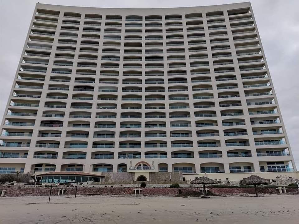 3 of 15: Edificio a la orilla del mar