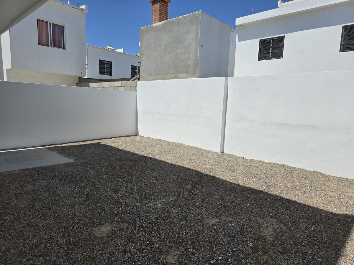 5 of 14: Patio de atrás