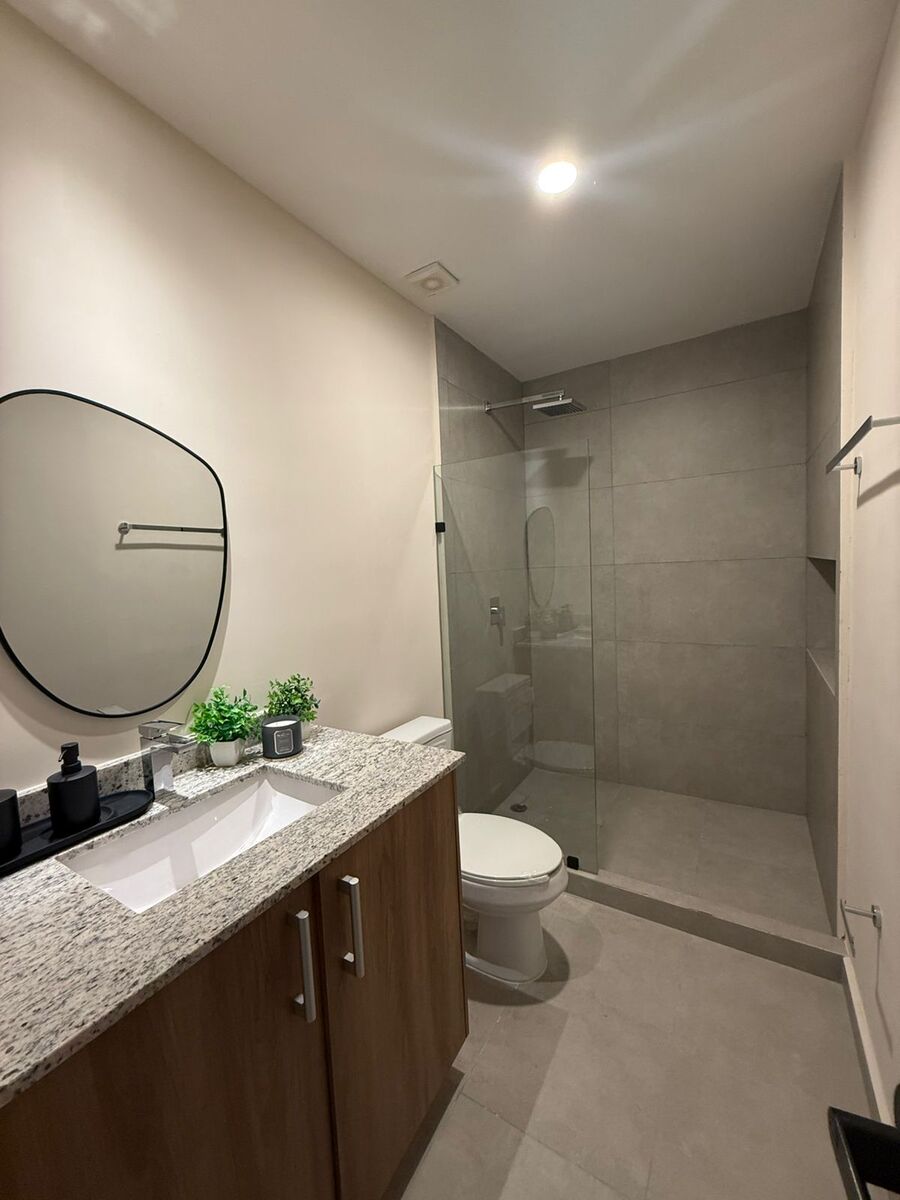 2 de 15: Baño Completo Compartido