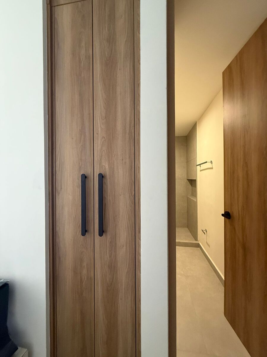 7 of 15: Closet de Blancos