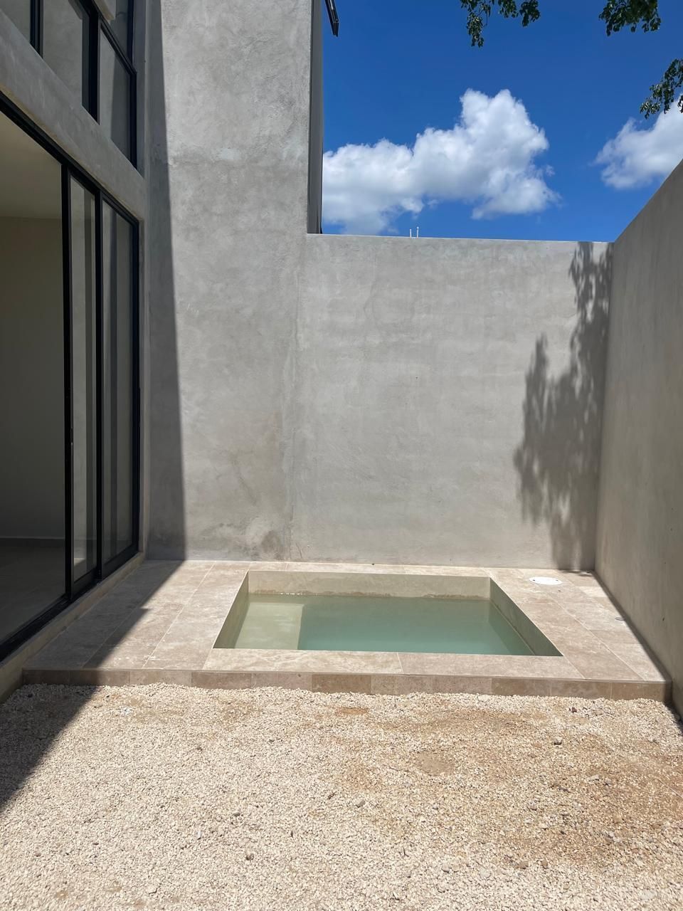 13 de 16: piscina y área de jardín