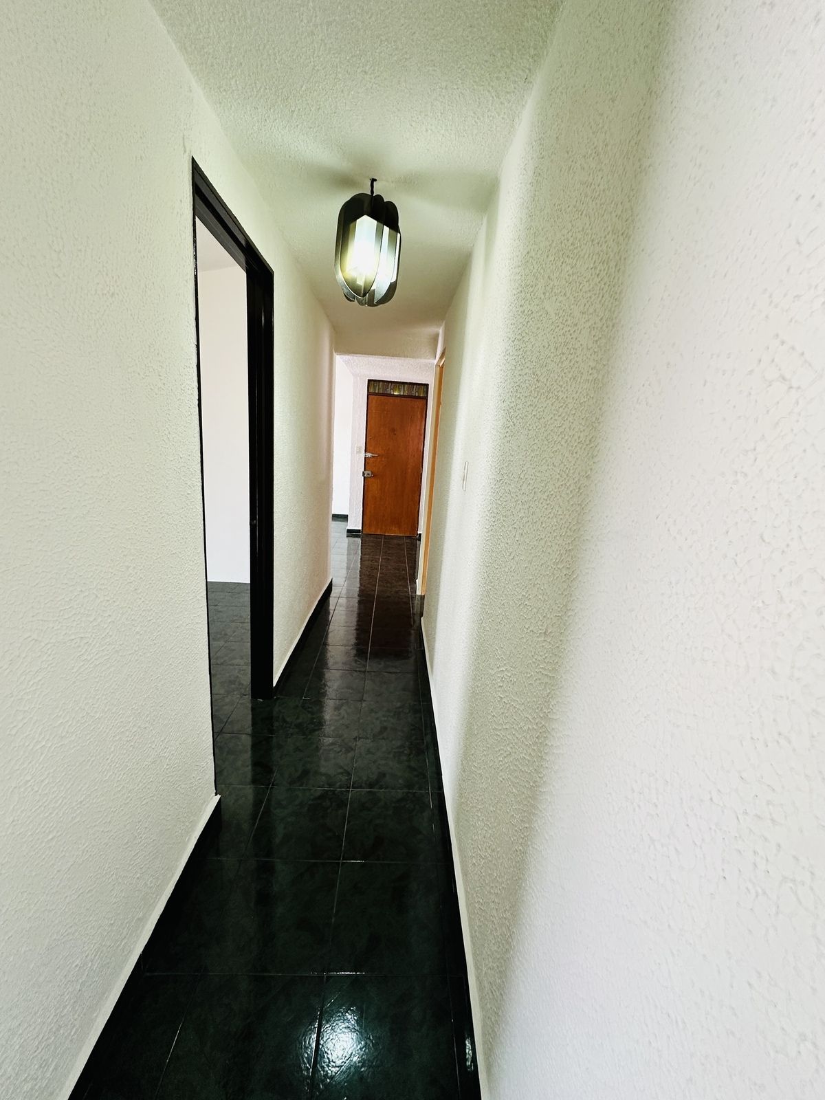Pasillo con conexión hacia recámaras y baño