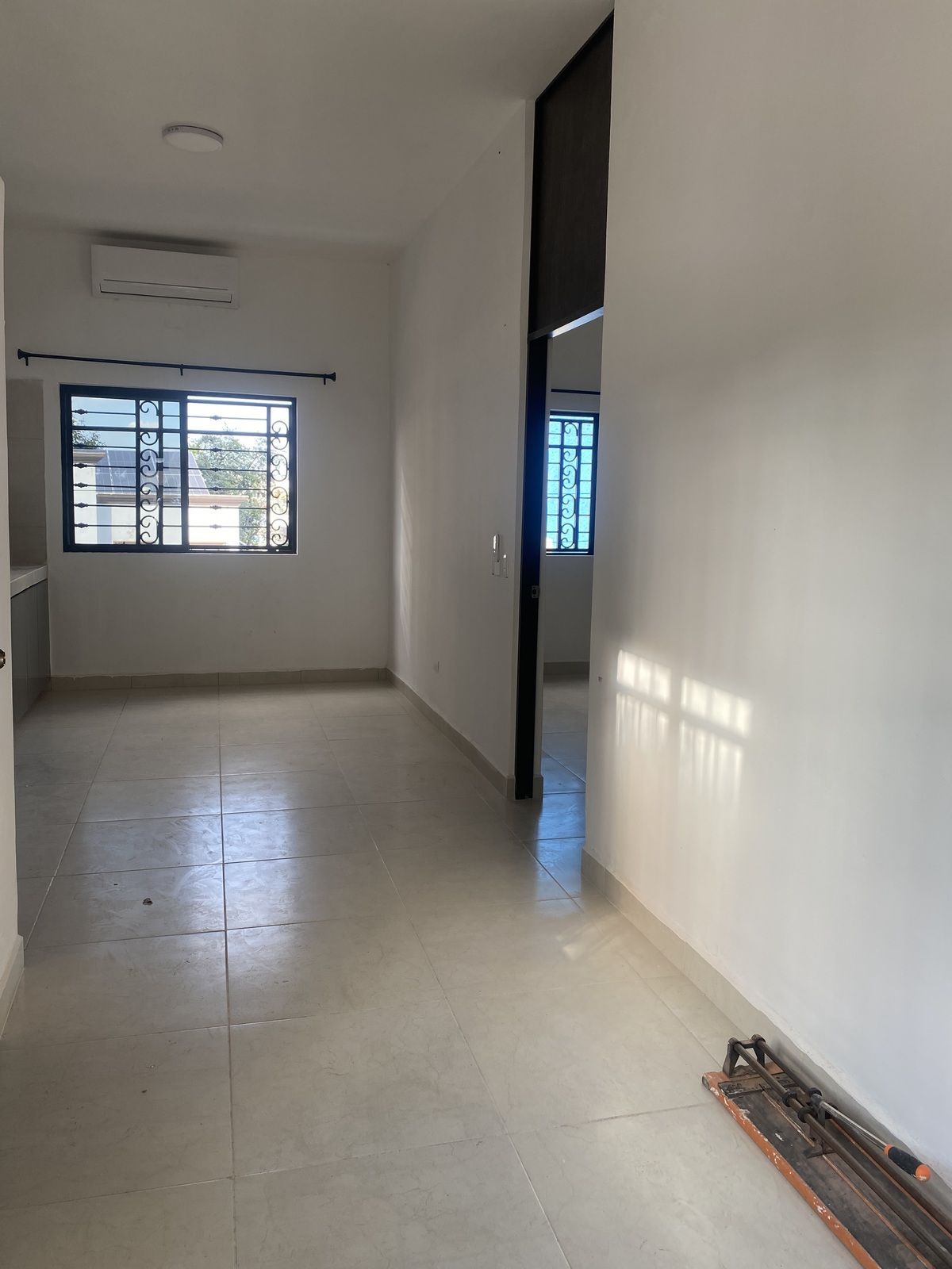 2 of 6: Area sala-comdero