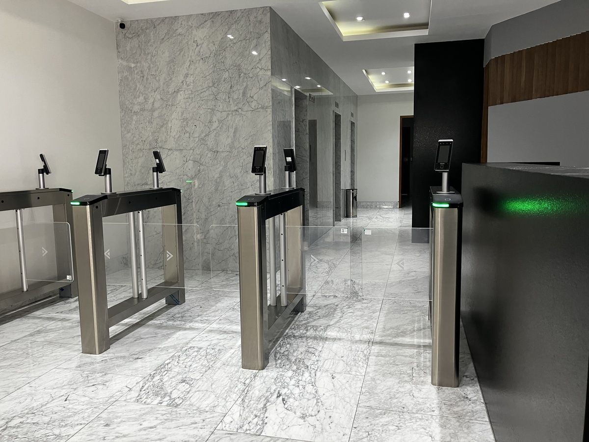 Acceso con filtro facial seguridad