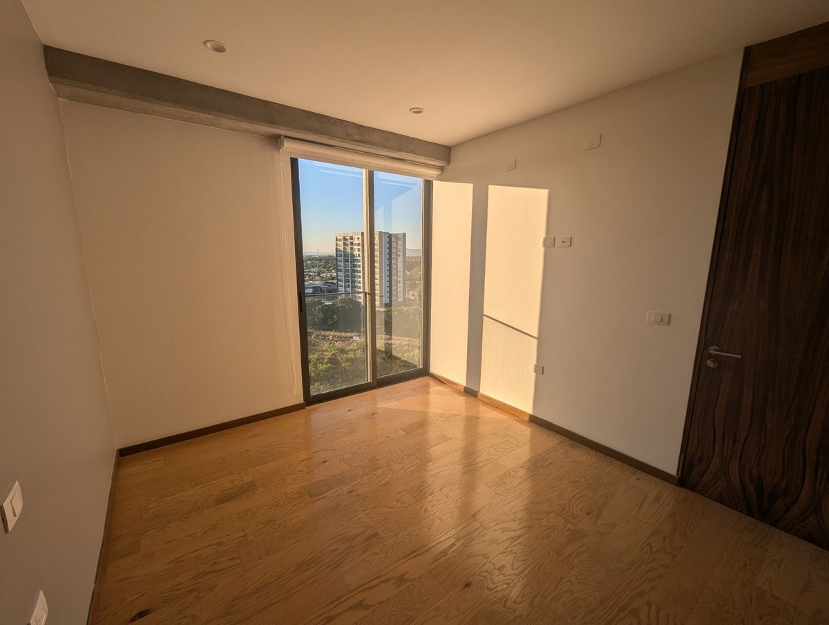 9 of 25: Recámaras piso madera