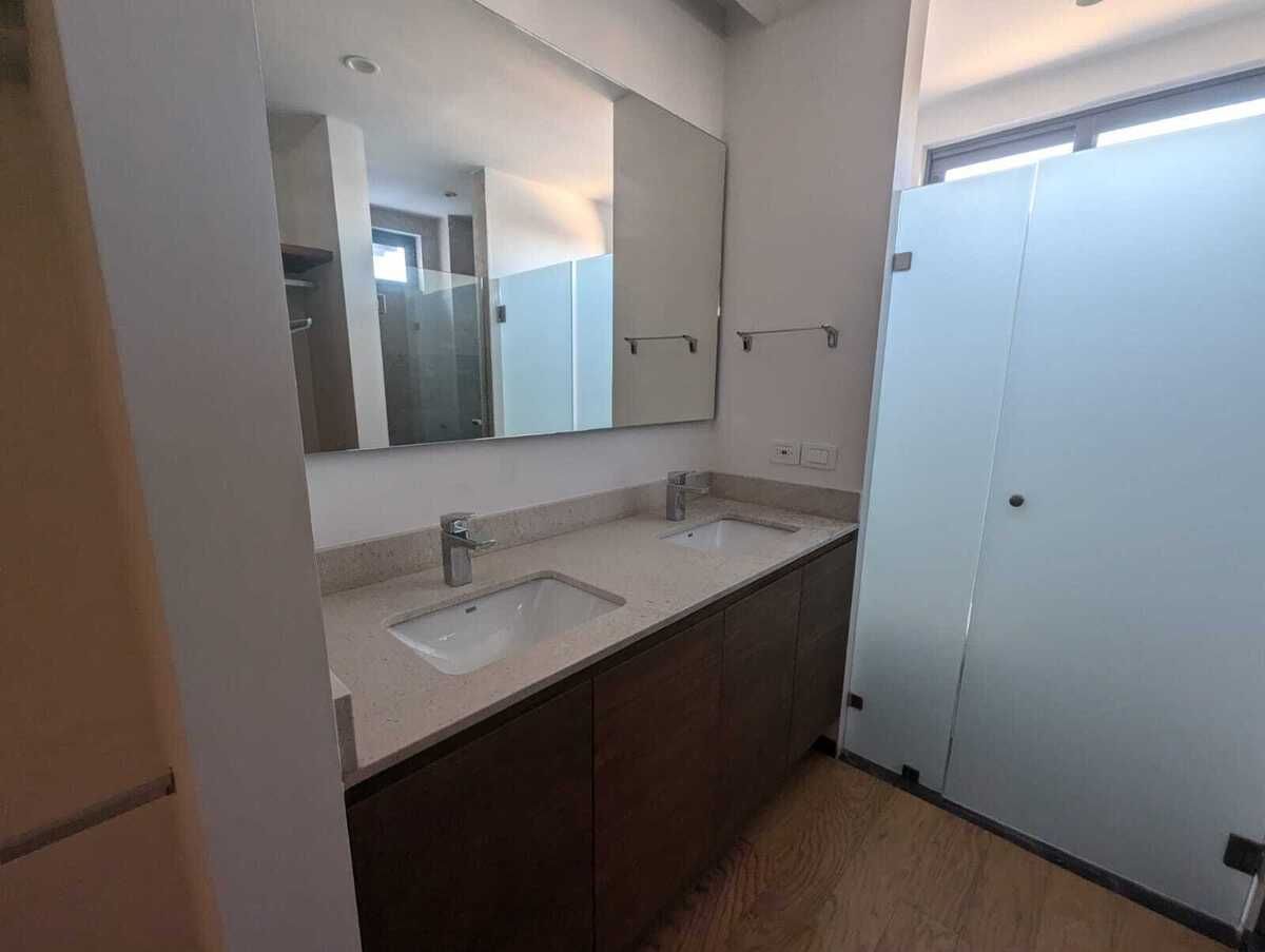 24 of 25: Baño Principal