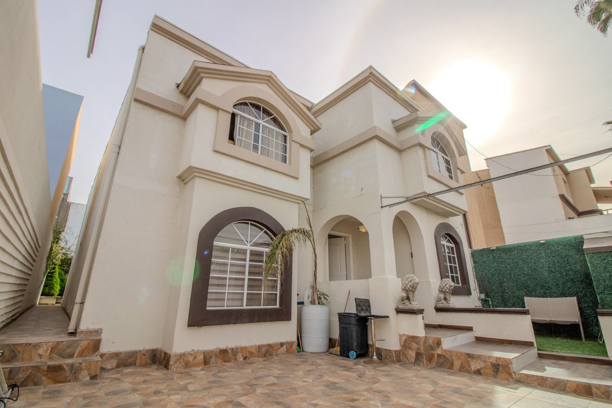 Casa en venta en Playas de Tijuana sección jardines a la privada Perla Bahía