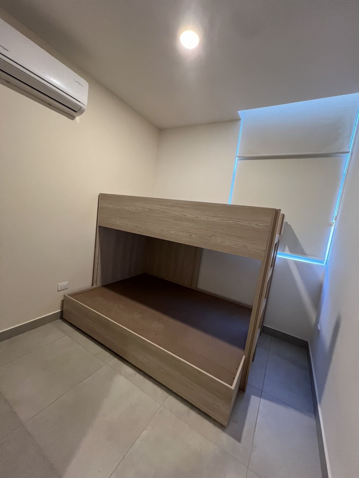 14 de 15: 2 rec. Litera con cama individual arriba y matrimonial abajo