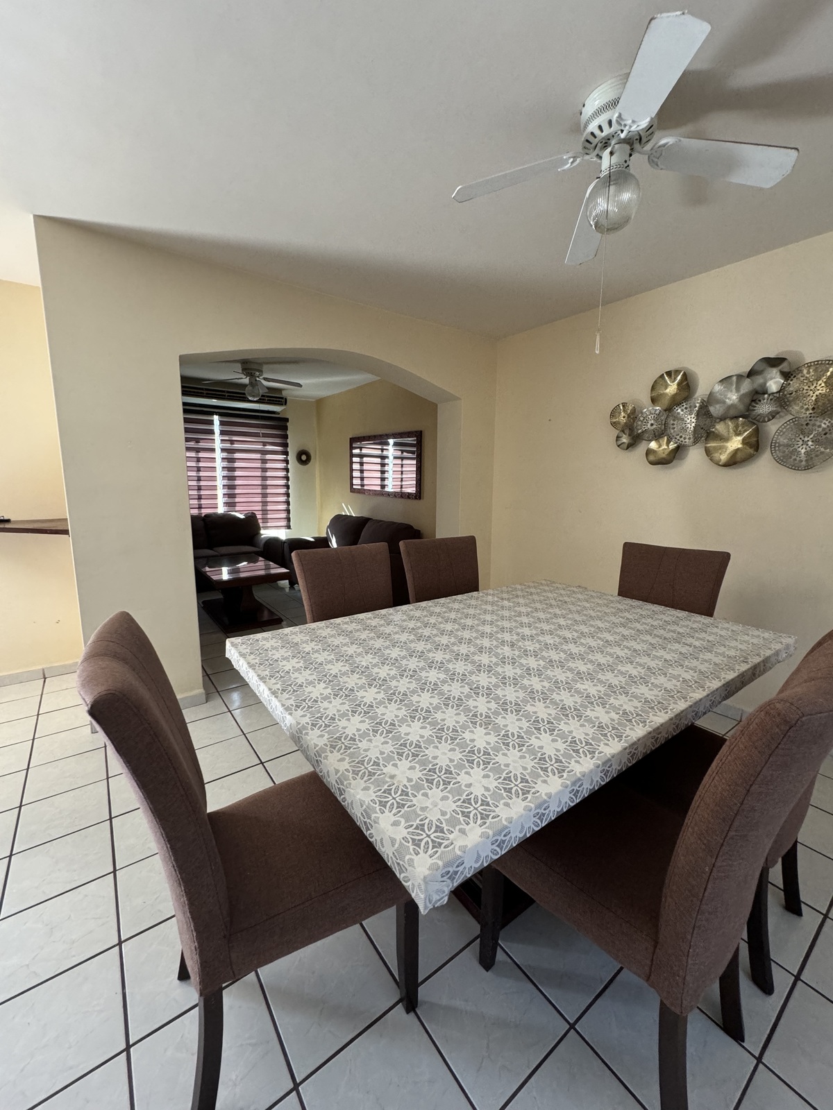 9 de 18: Área de comedor y sala