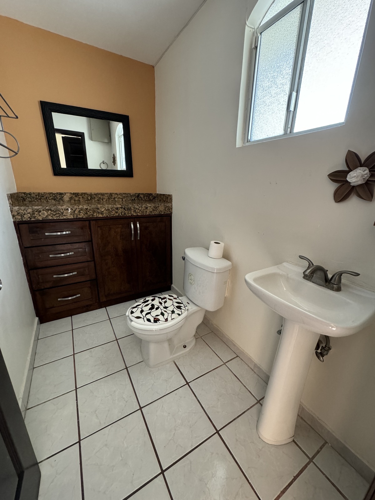 7 de 18: Medio baño planta baja