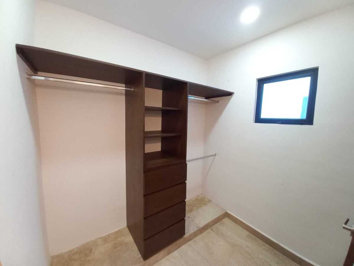 7 de 20: CLOSET RECÁMARA PRINCIPAL