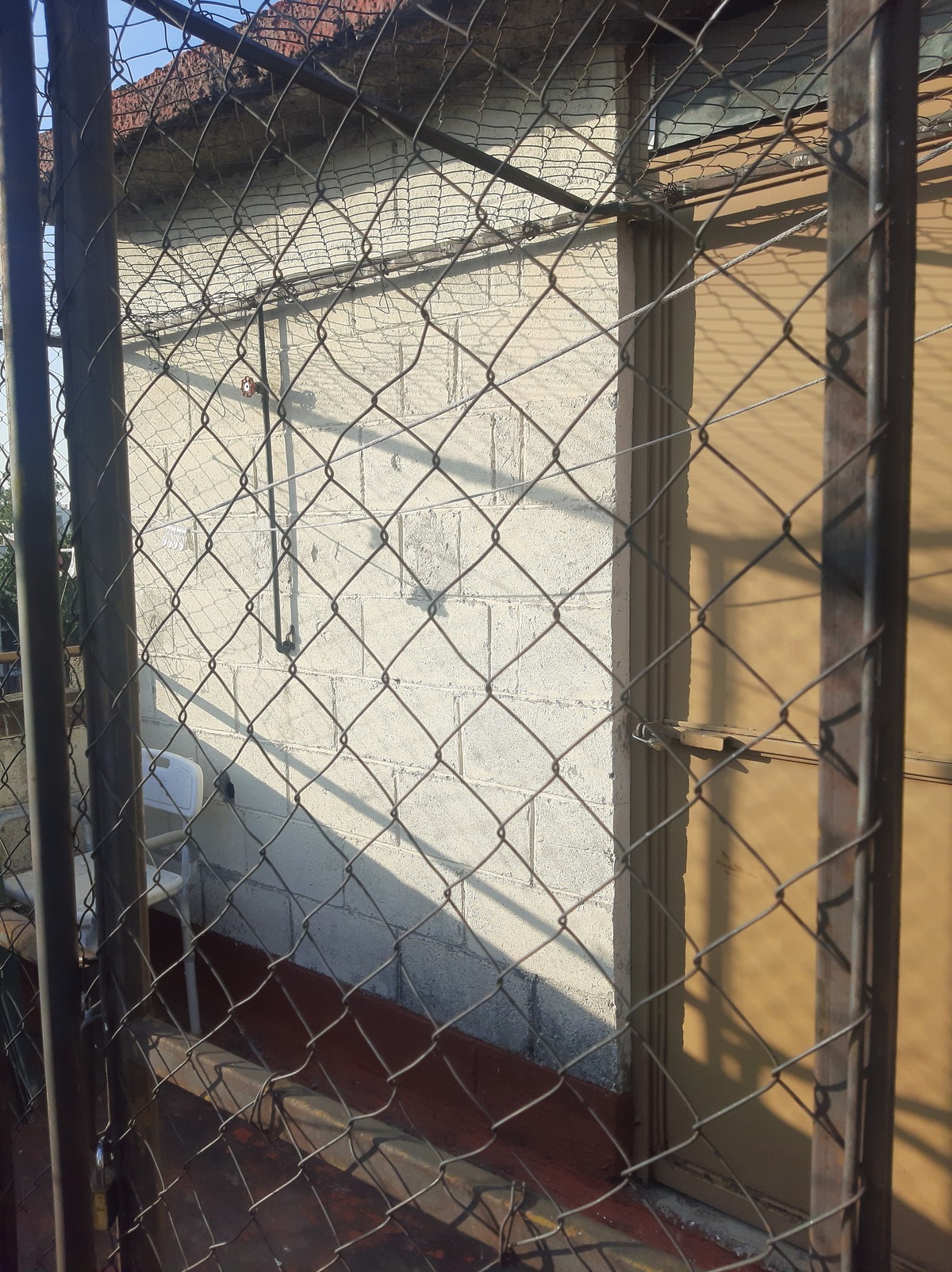 14 of 16: Jaula y cuarto de servicio