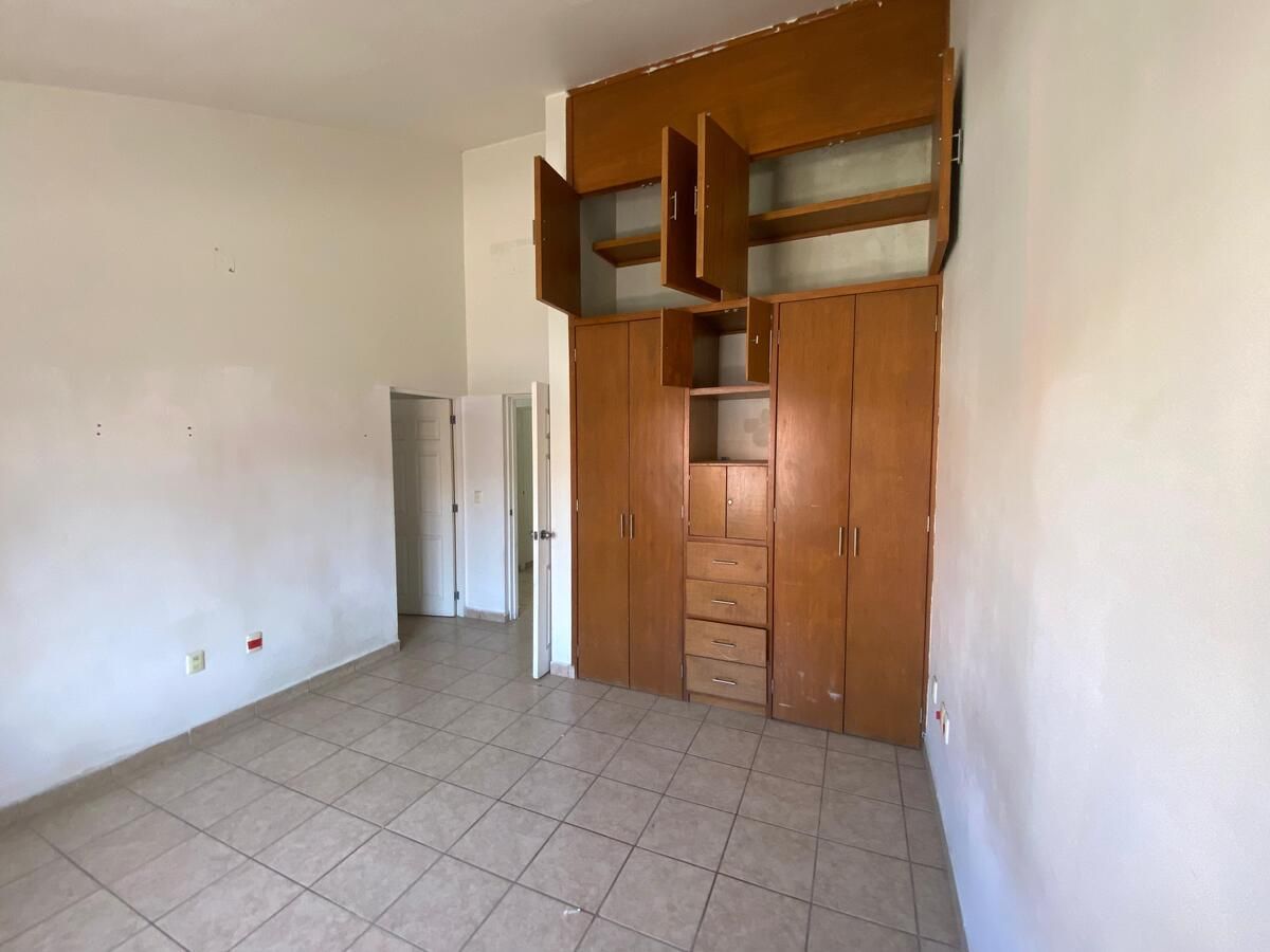 Habitación principal con baño completo
