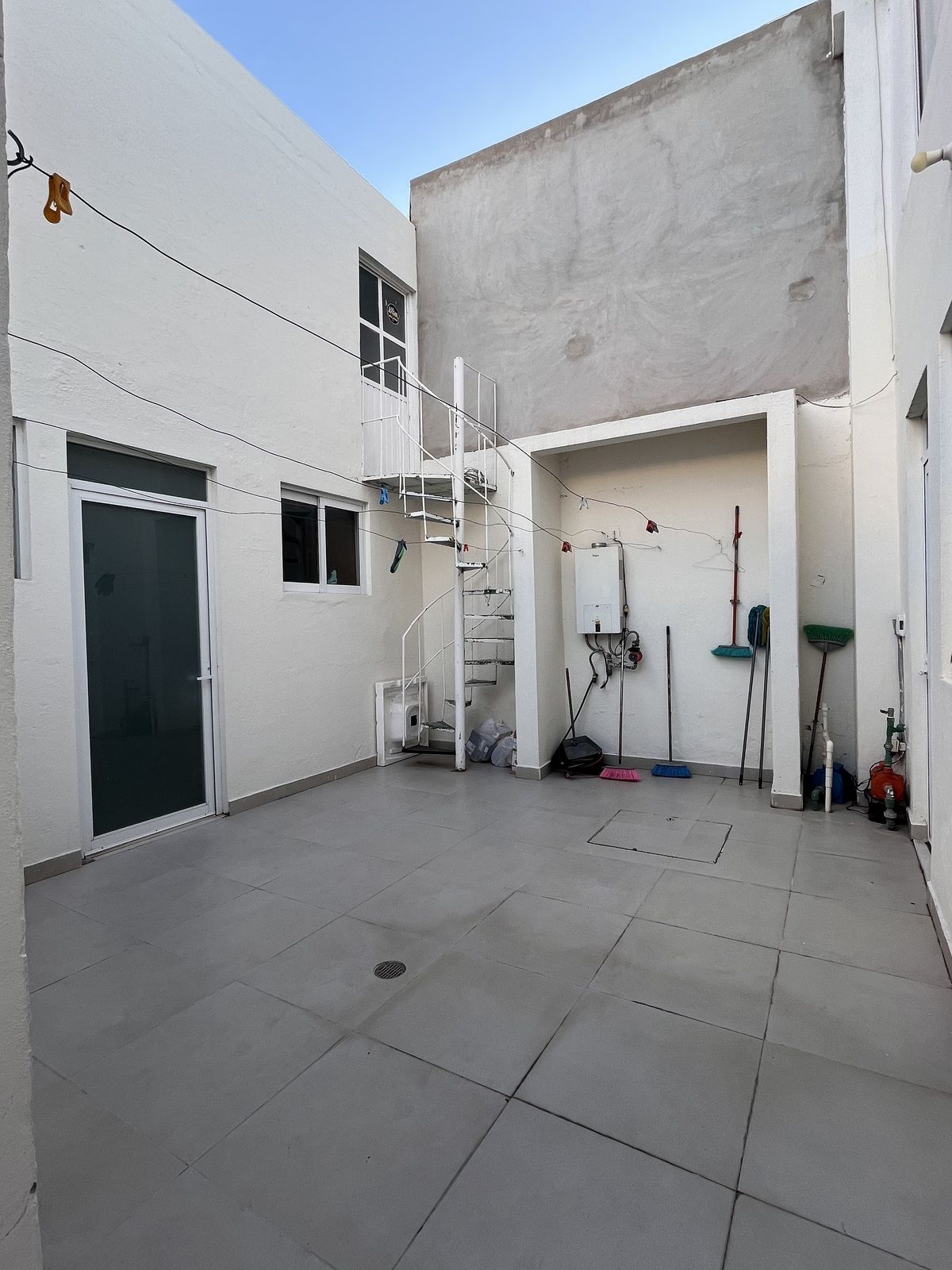 10 of 37: Patio de servicio