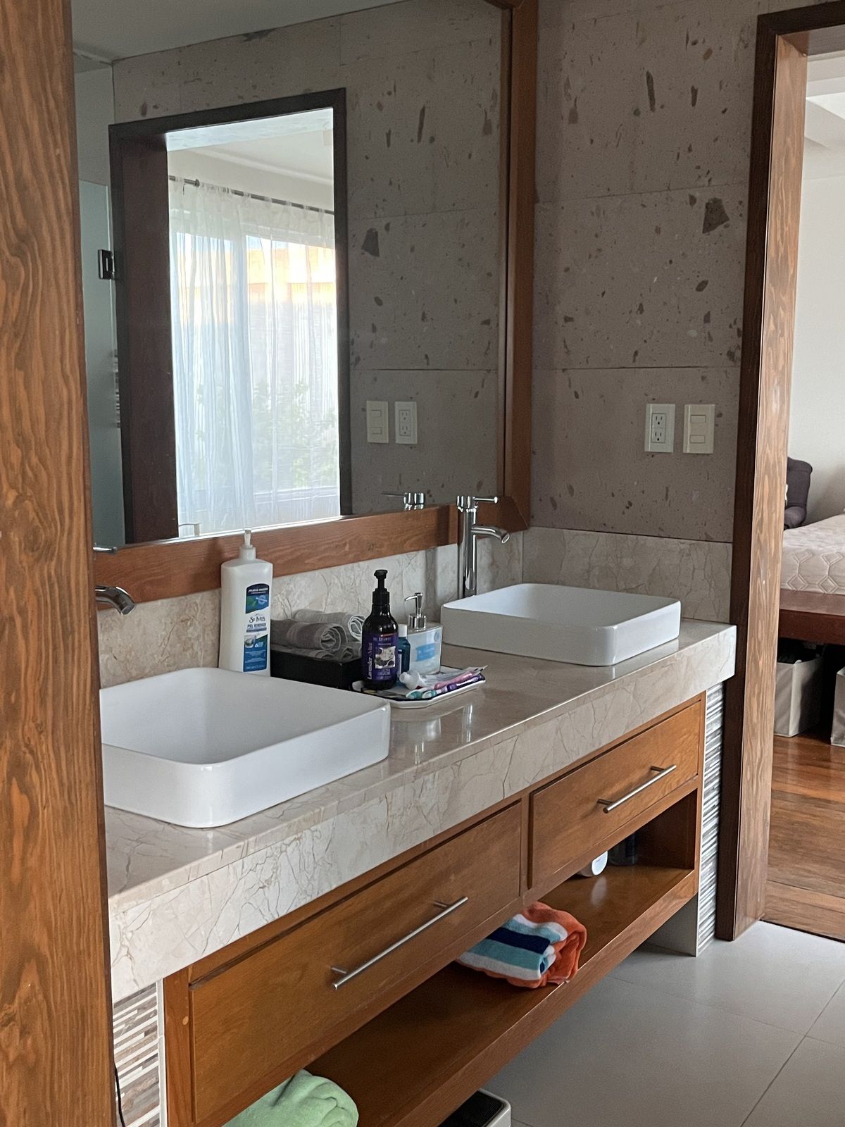 21 of 37: Baño conpartido