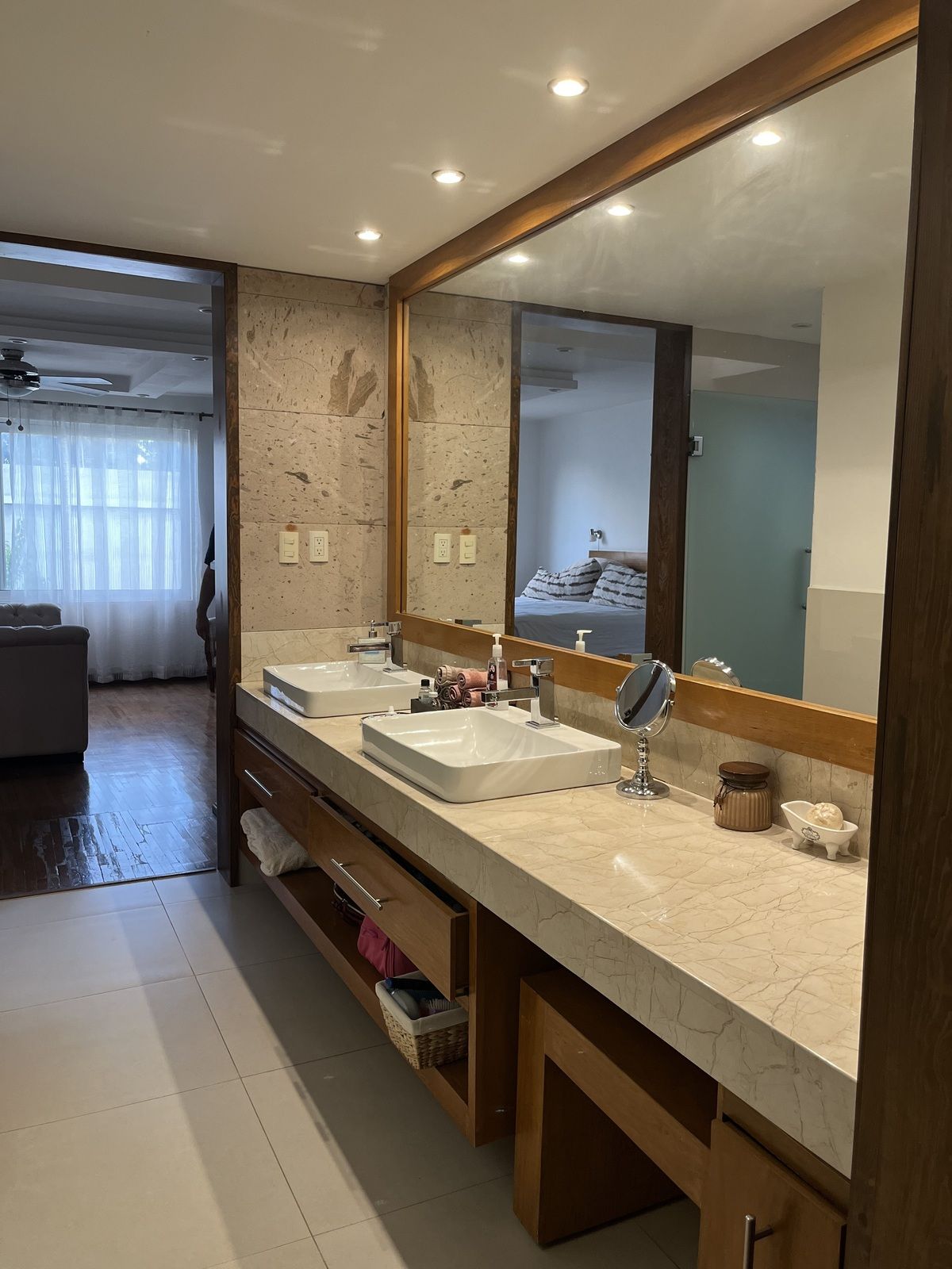 28 of 37: Baño de habitación principal