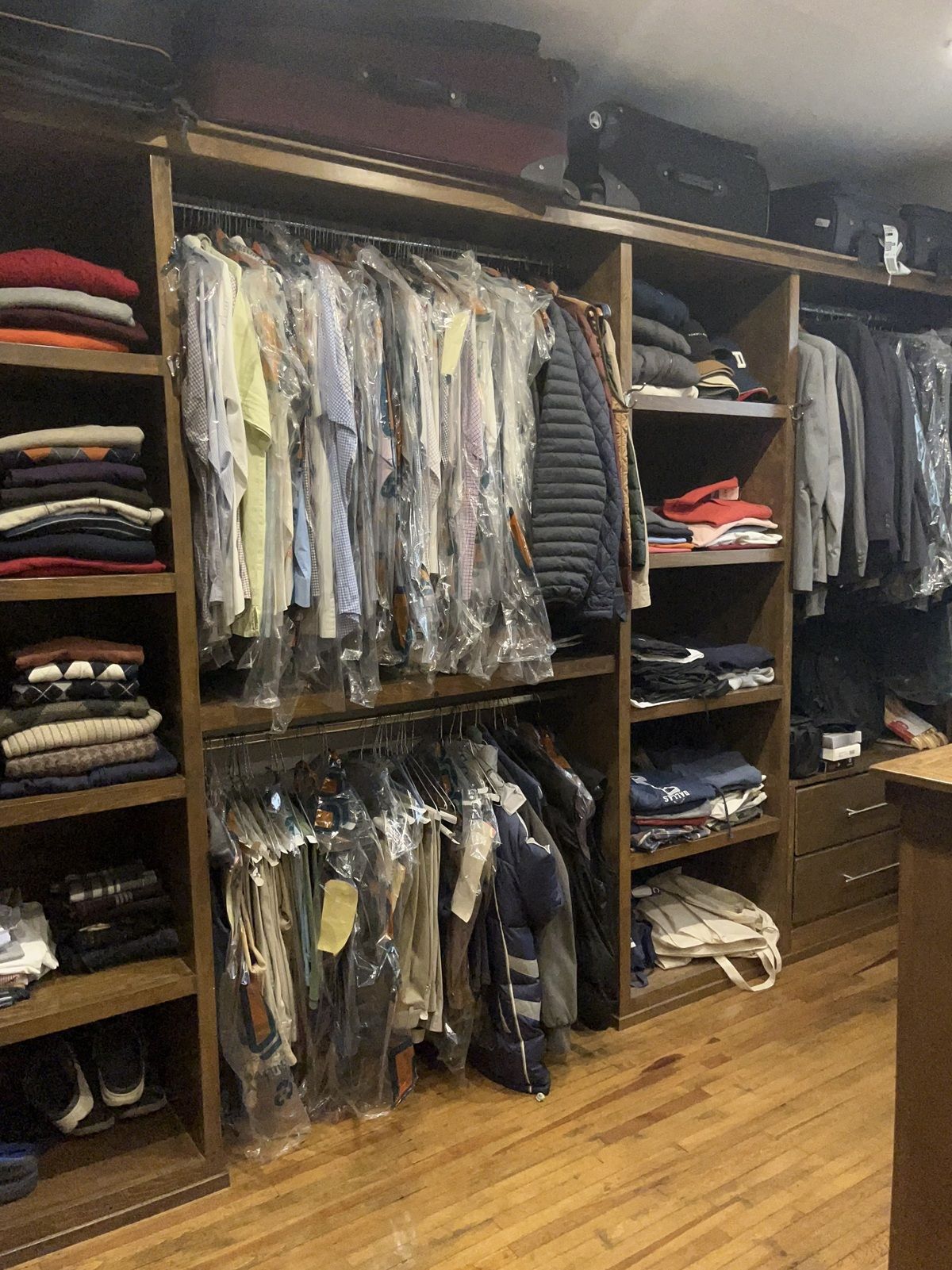 29 of 37: Vestidor de habitación principal