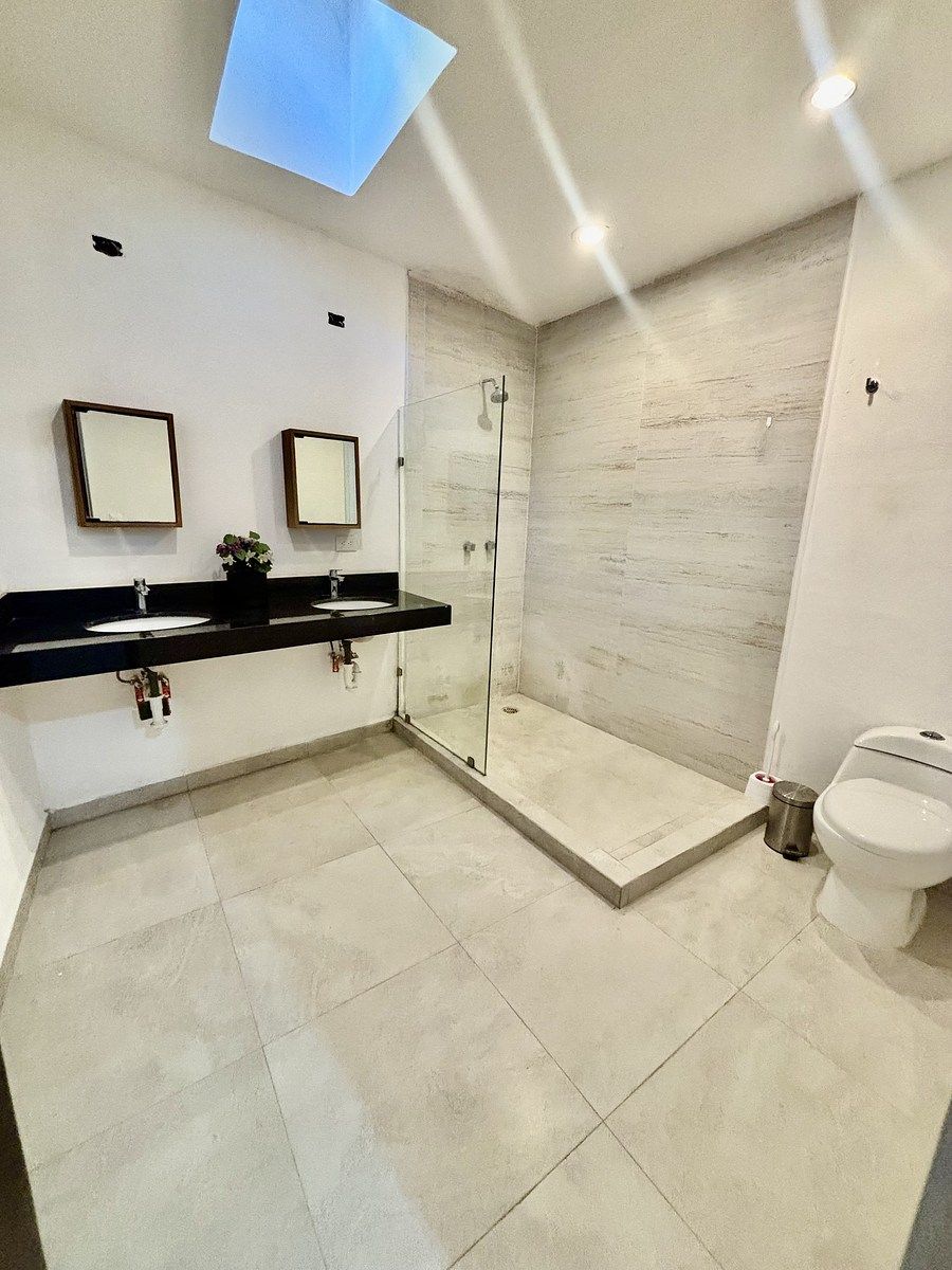 8 de 18: Baño de la recámara principal