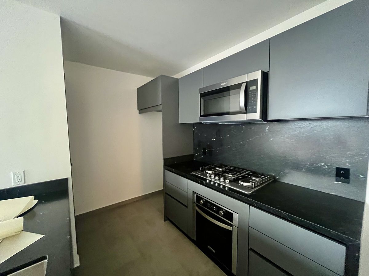 8 de 30: Cocina con barra de granito