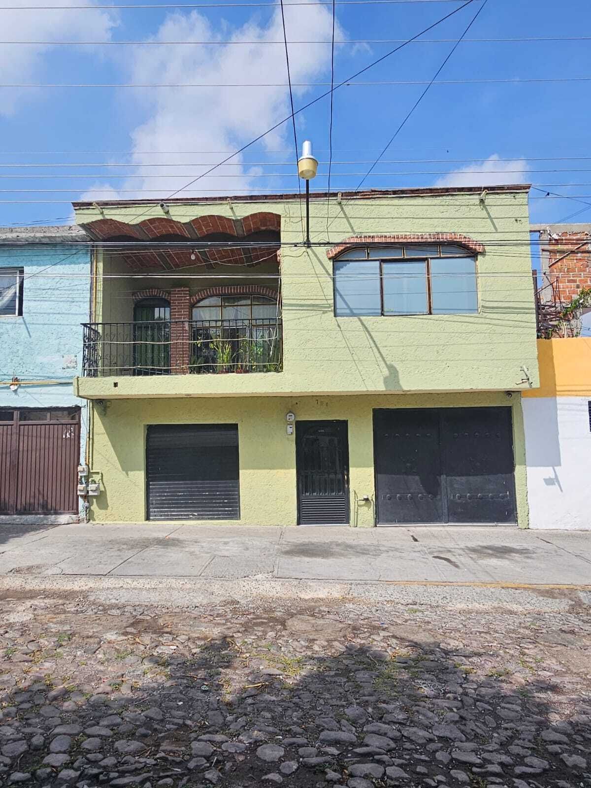 Casa en venta Lomas de Casablanca, Queretaro. Con oficinas o consultorios en PB