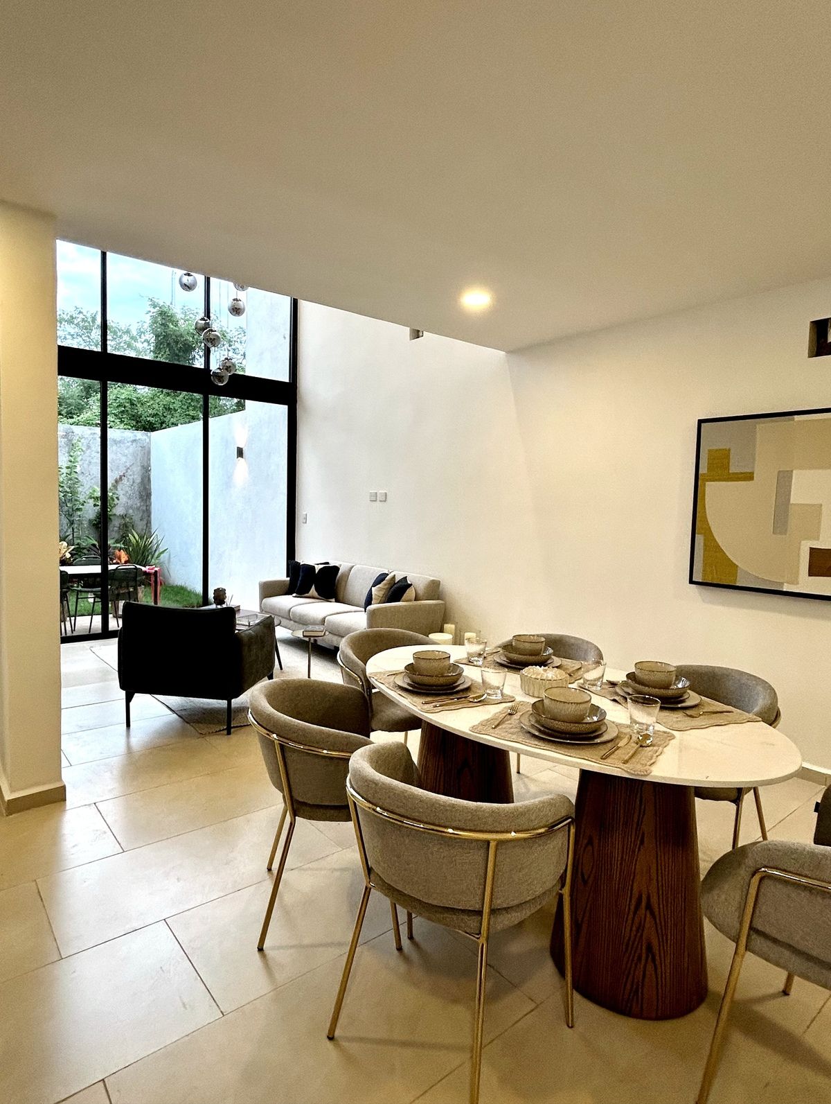 8 of 24: Sala y comedor  corridos