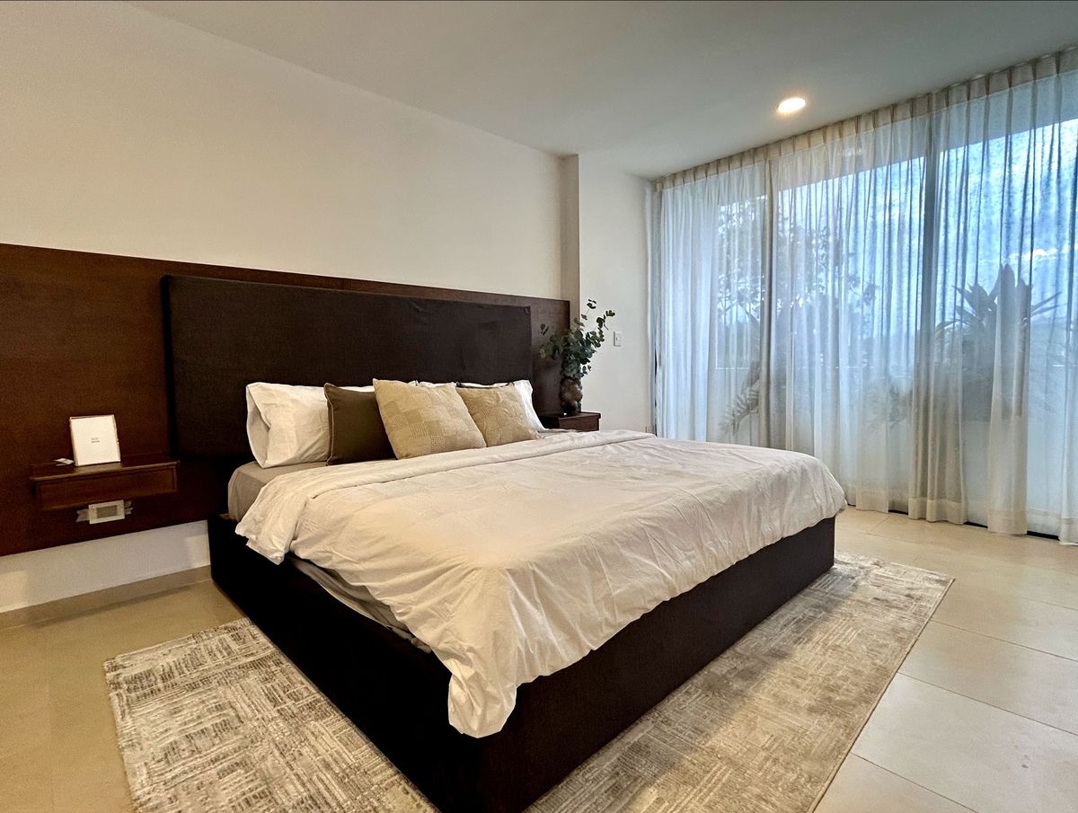 12 of 24: Cuarto principal con balcón