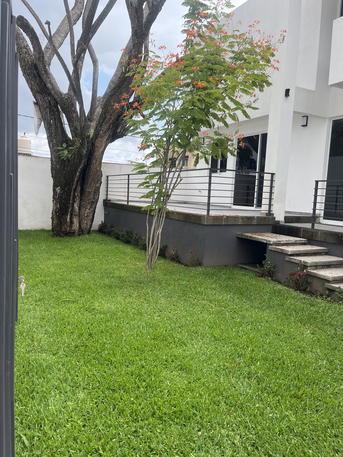 2 of 8: Jardín