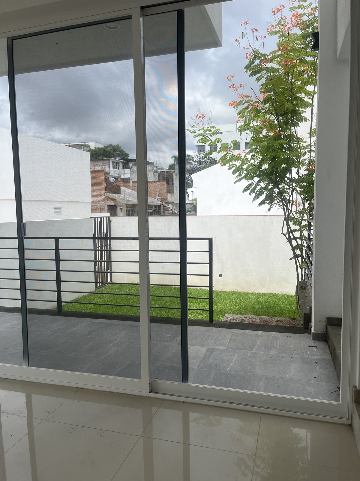 5 of 8: Sala vista al jardín