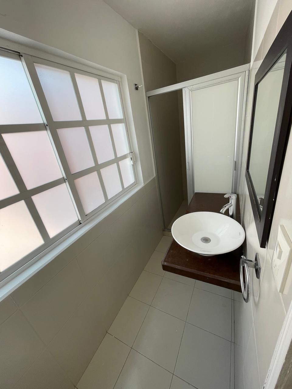 24 of 26: Baño de Servicio