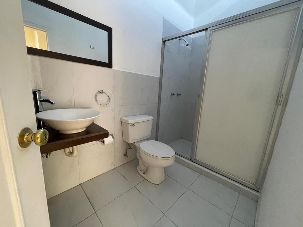 18 of 26: Baño Secundario